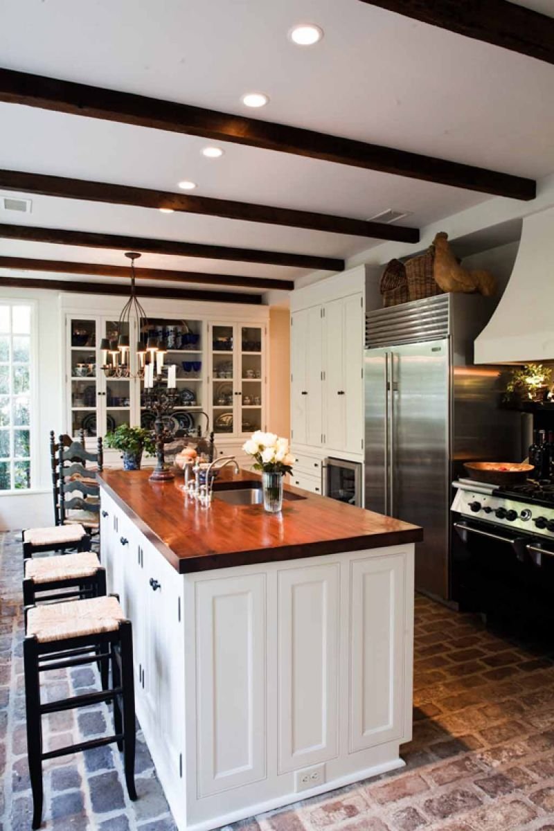 Фартук для кухни в деревянном доме