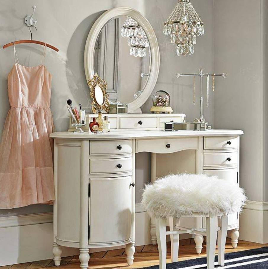 Винтажный туалетный столик с зеркалом