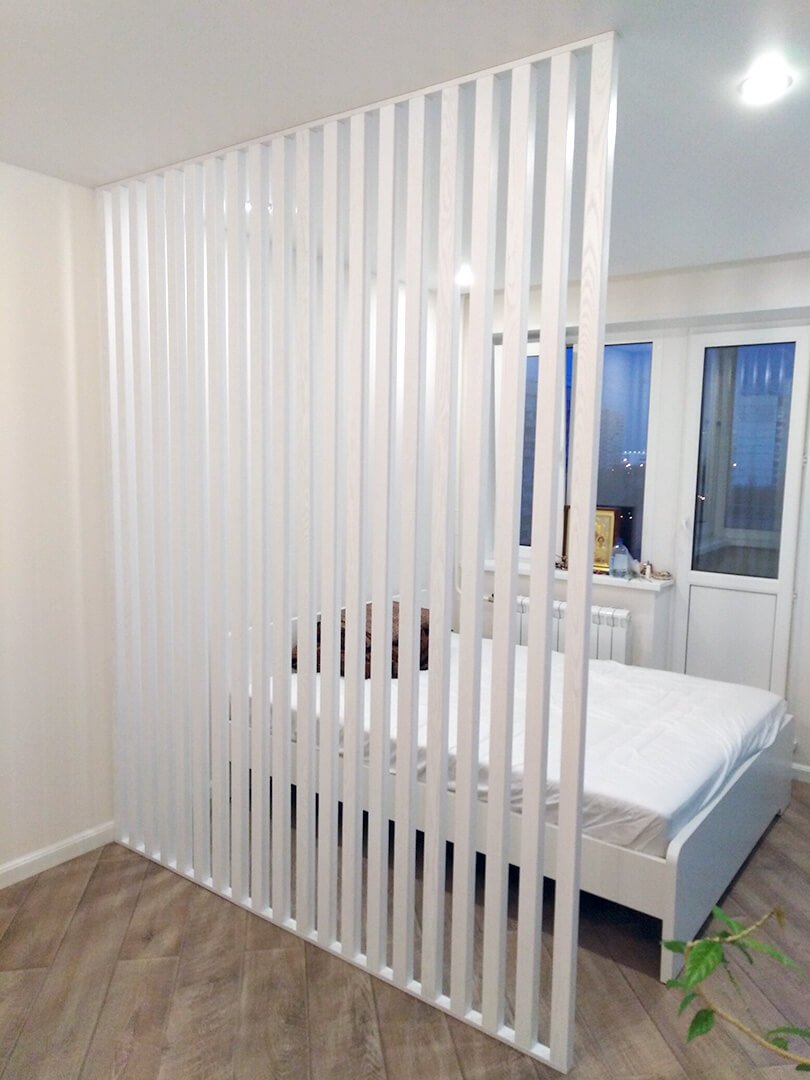 Телевизор на перегородке из реек