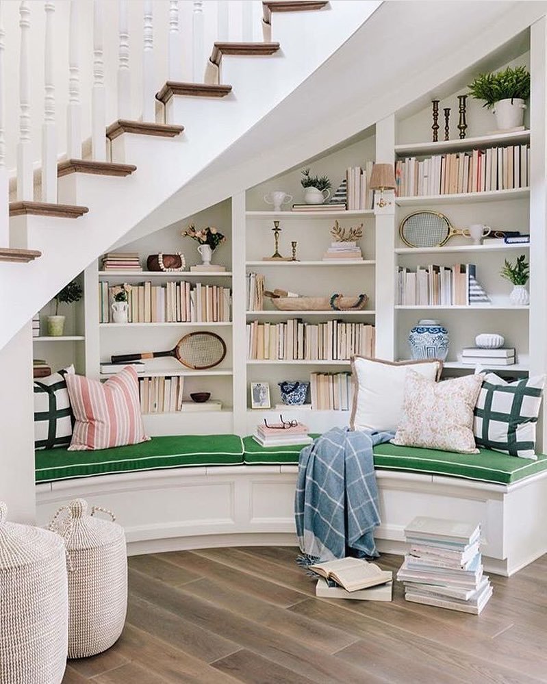 Уголок под лестницей