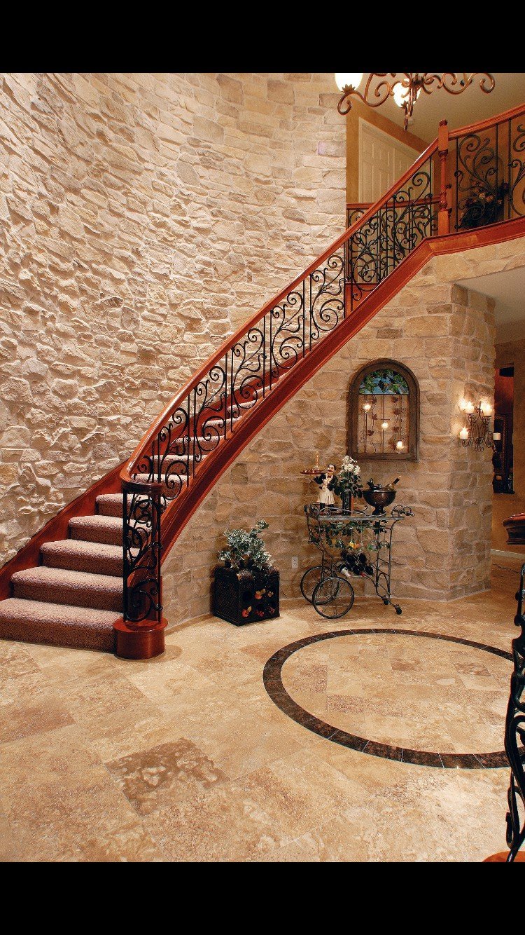 Лестница на второй этаж в частном доме