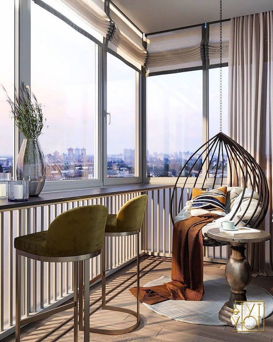 Подвесное кресло на балконе