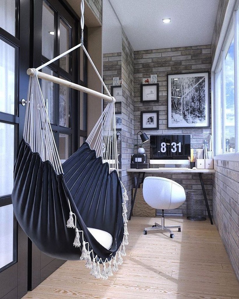 Подвесное кресло на балконе