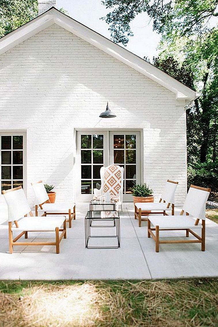 Белый дачный домик