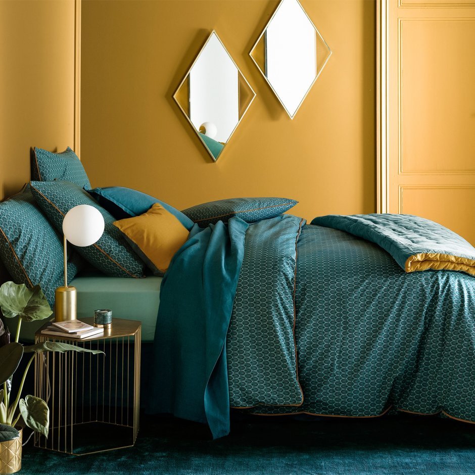 Горчичный цвет в интерьере спальни