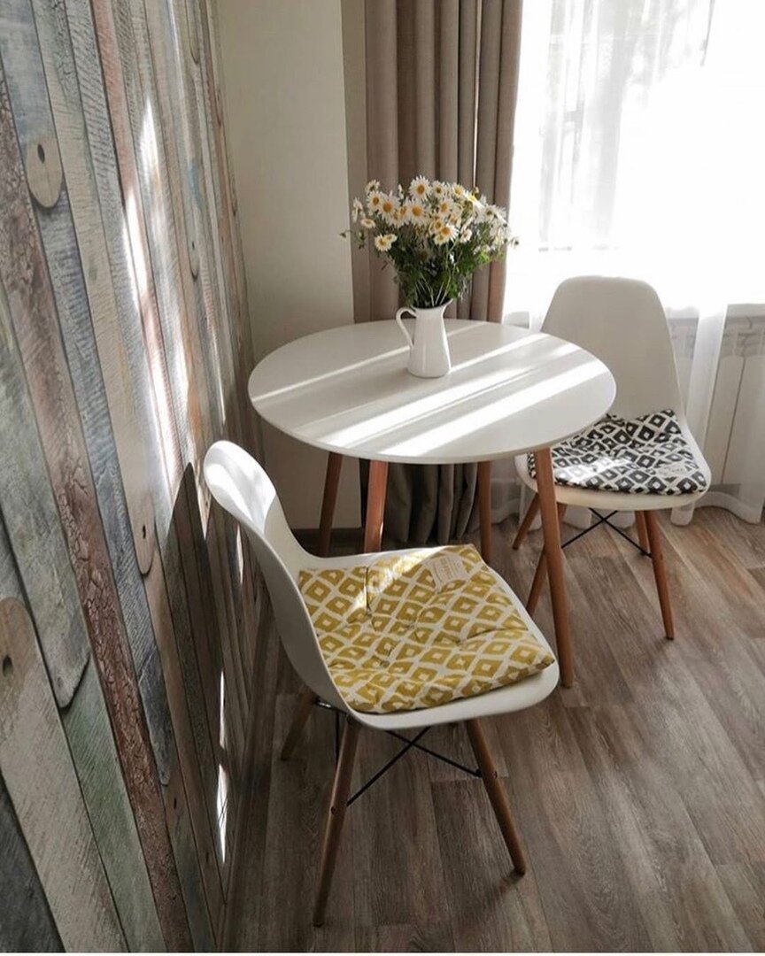 Круглый стол на маленькой кухне