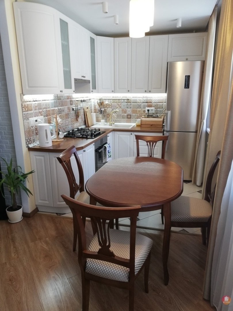 Стол и стулья для маленькой кухни