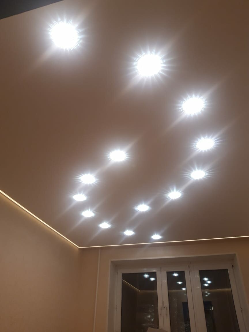 Расположение светильников на натяжном потолке