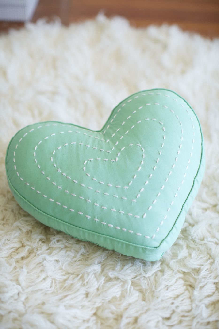 Декоративная подушка в форме сердечка