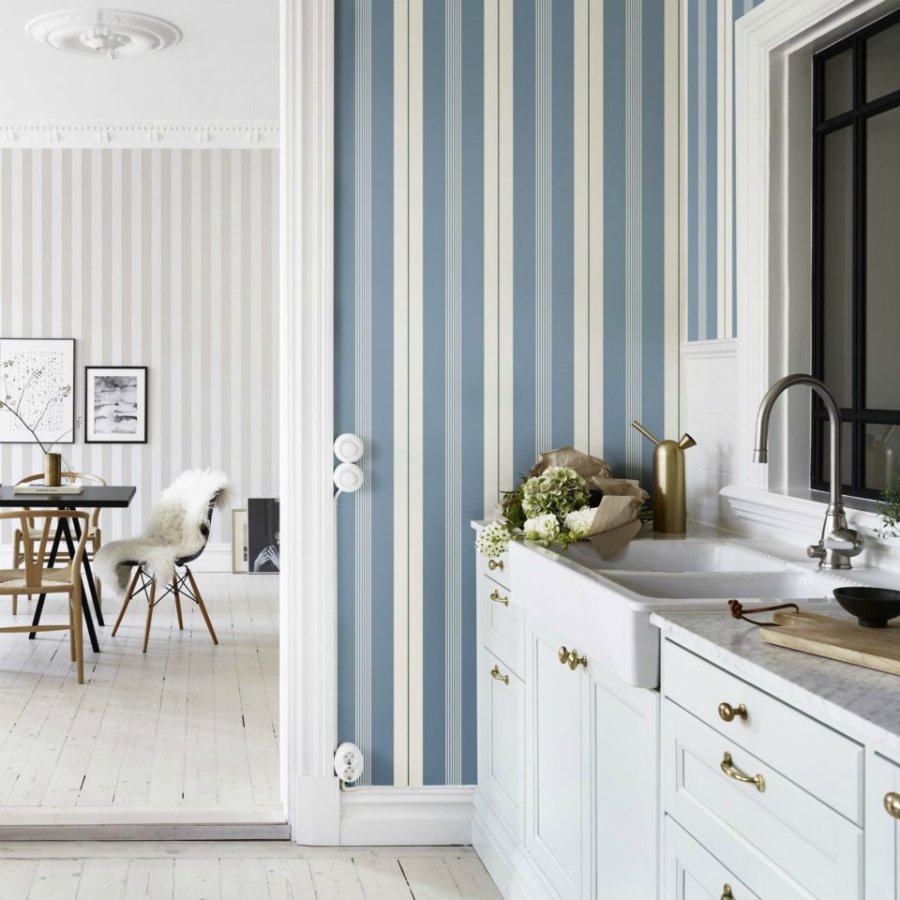 Двухцветные обои в кухне