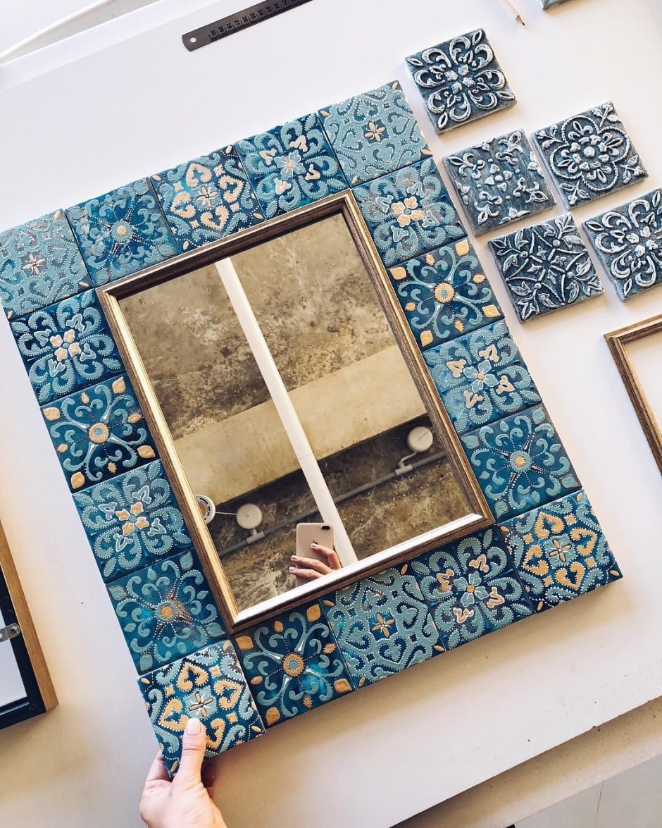 Керамическая рамка из плиток для зеркала