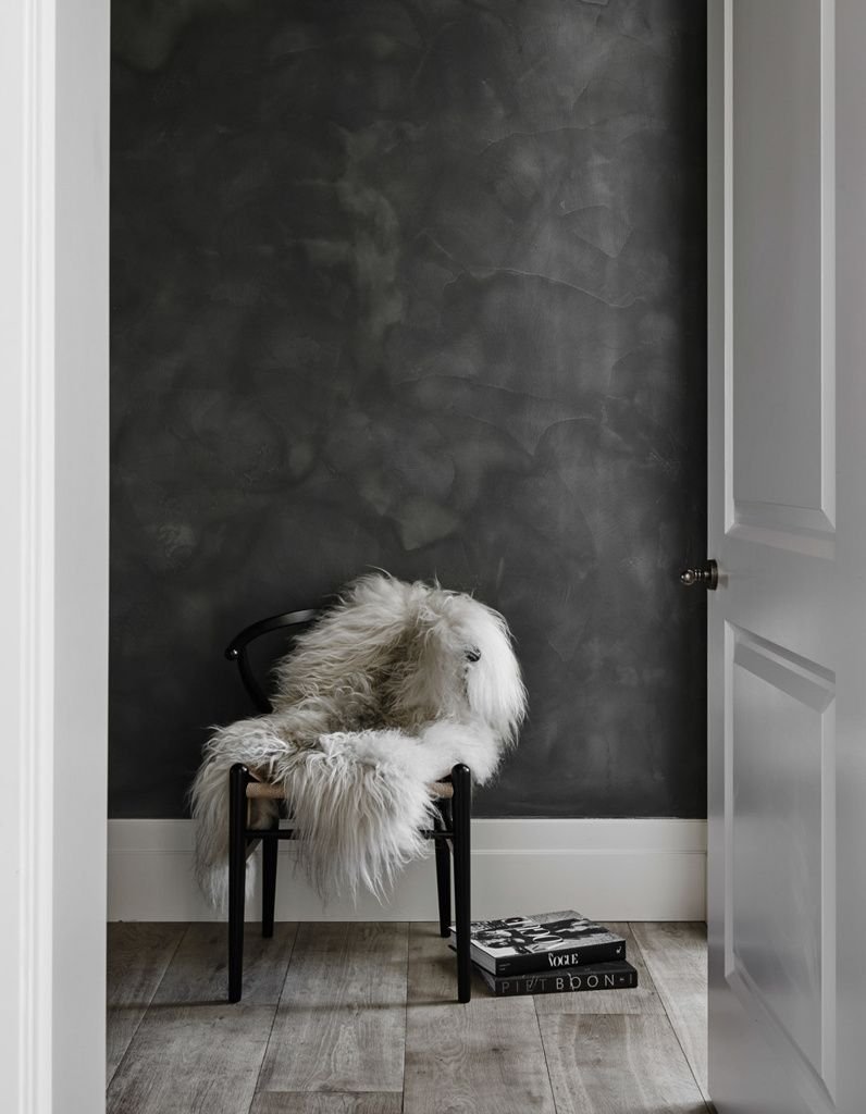 Черная декоративная штукатурка в интерьере