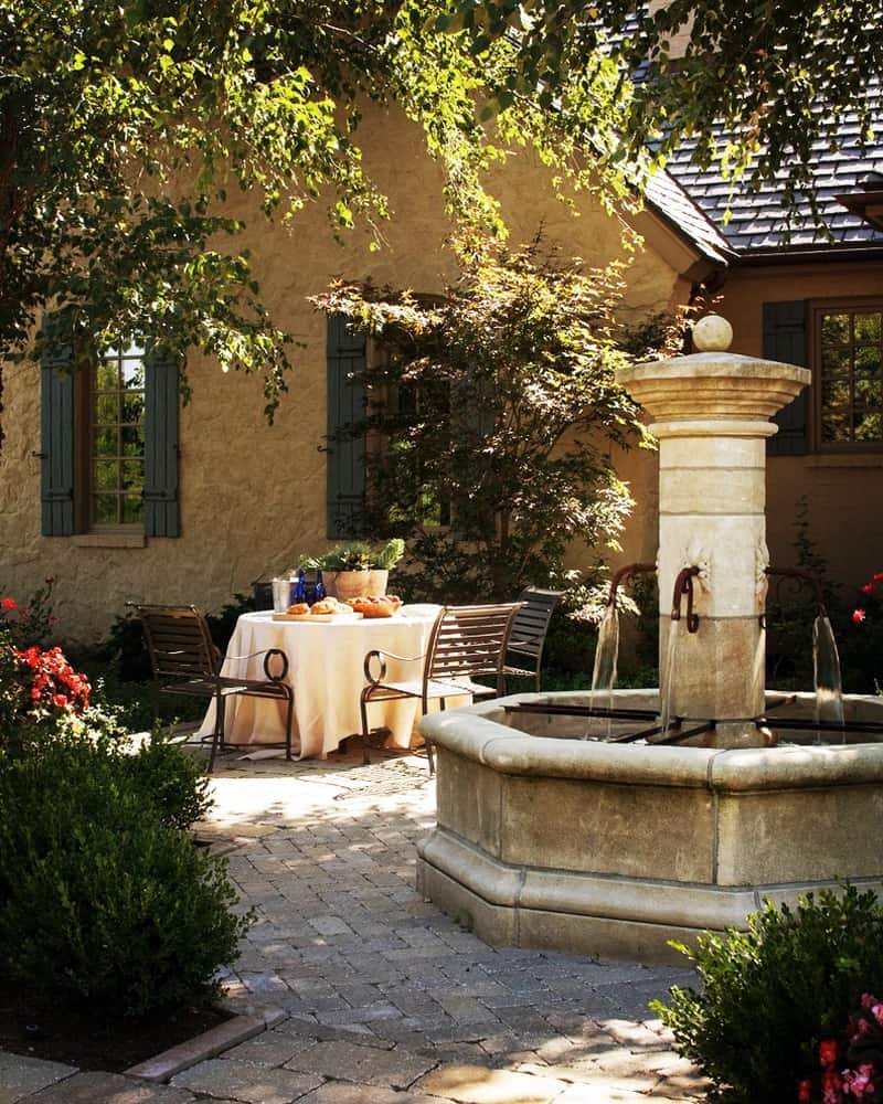 Патио внутренний дворик в Италии