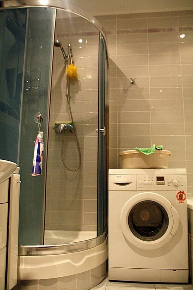 Ванна с душевой кабиной и стиральной машиной