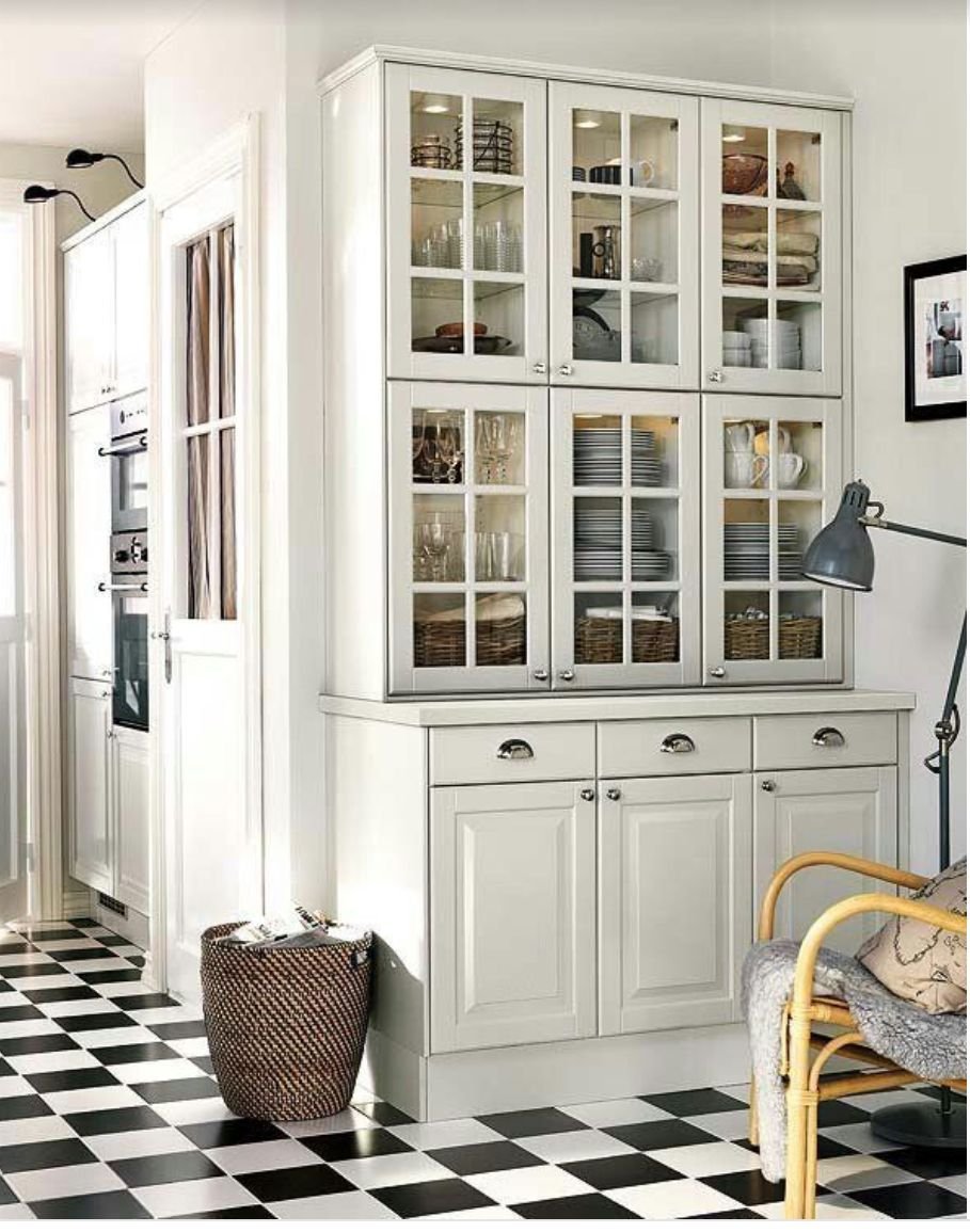 Кухня со стеклянными дверцами