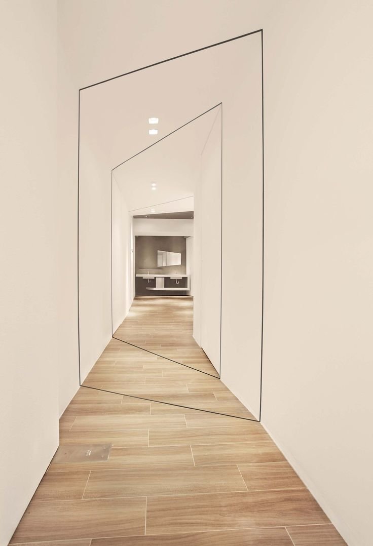 Скрытые двери в длинном коридоре