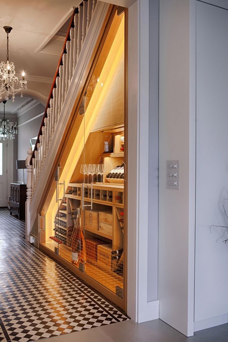 Интерьер прихожей в частном доме с окном