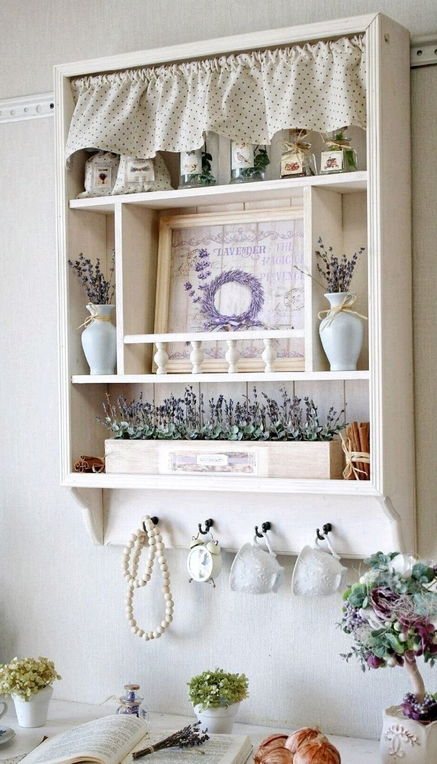 Открытая полка на кухне