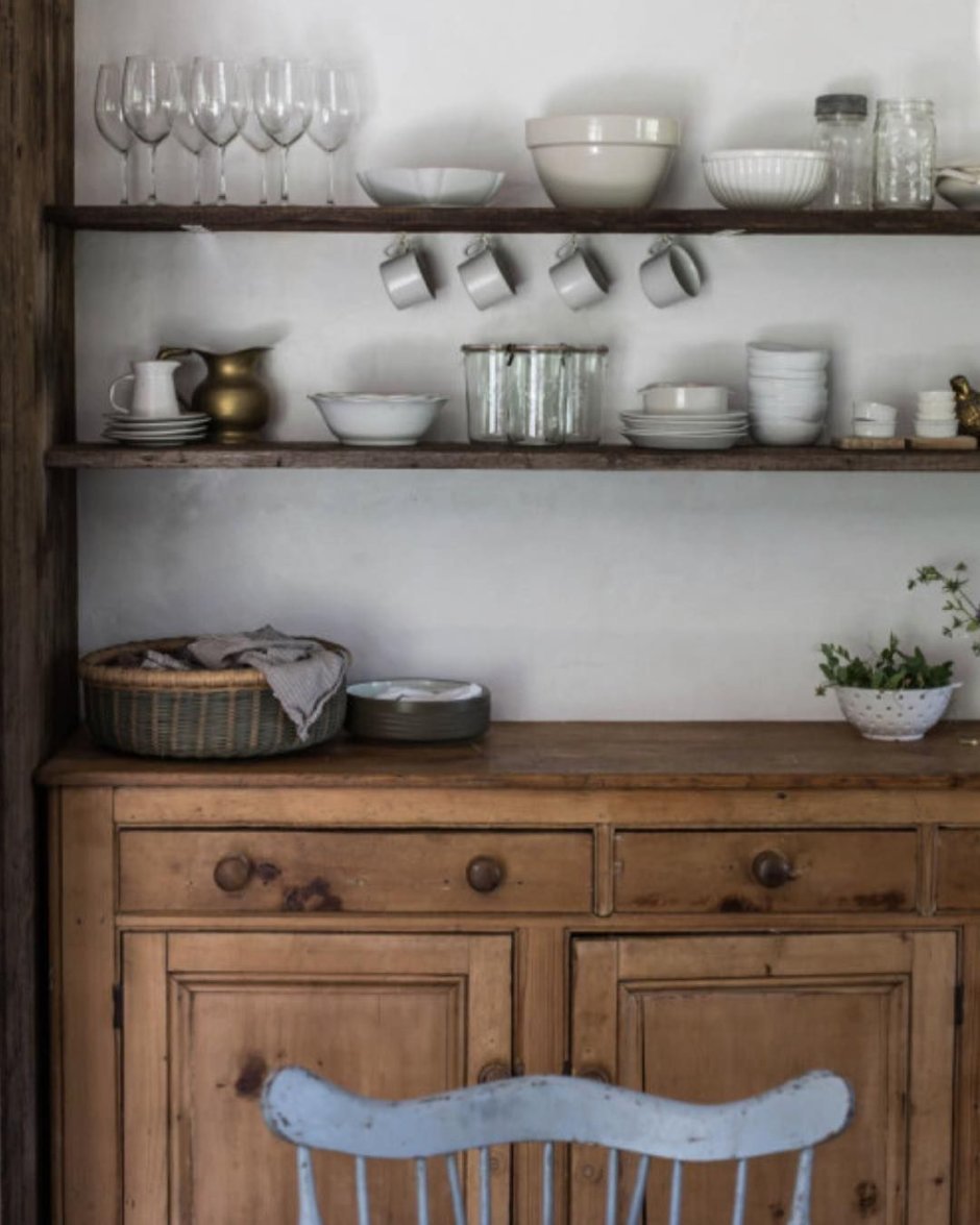 Кухни из щитов стиль Кантри с открытыми полками