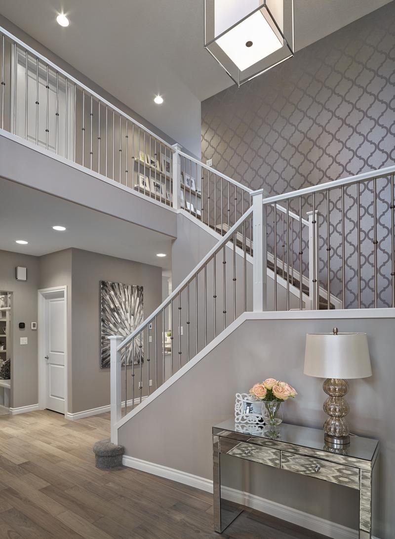 Цвет стен в холле с лестницей