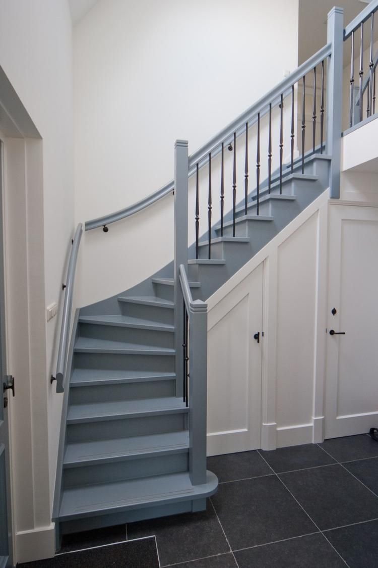 Лестница в сером цвете