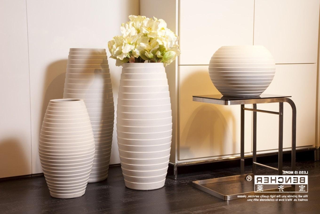 Светло серые вазы. Напольные вазы. Стильные вазы для интерьера. Вазы для декора интерьера. Современные вазы для интерьера.