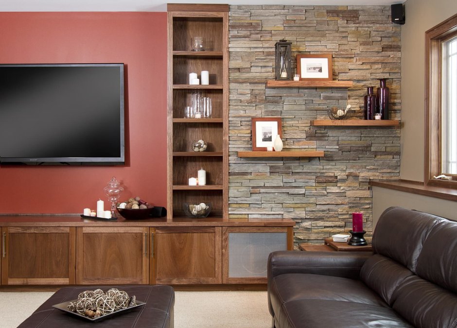 Гостиная с полками на стене