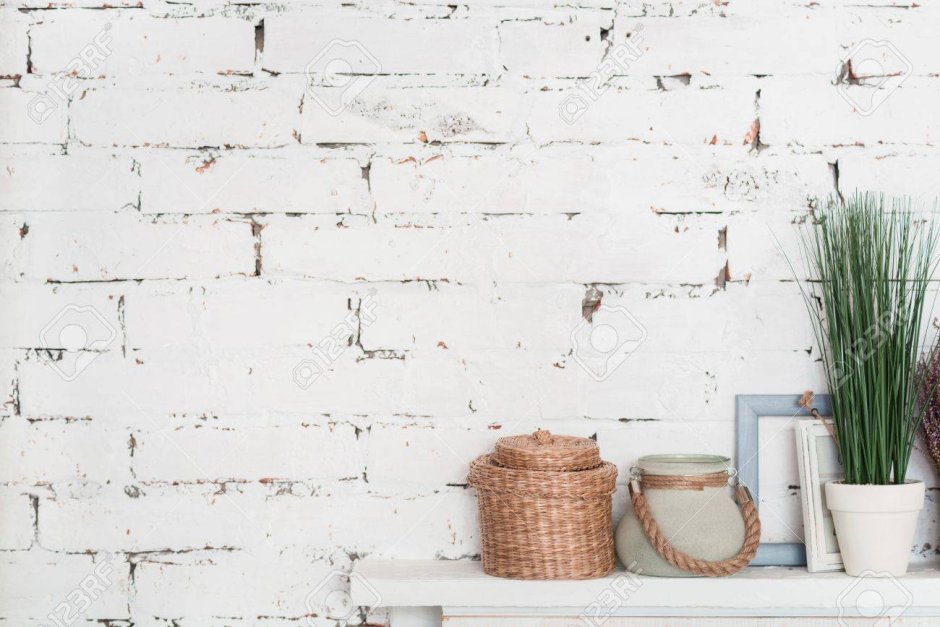 Полки на белой кирпичной стене