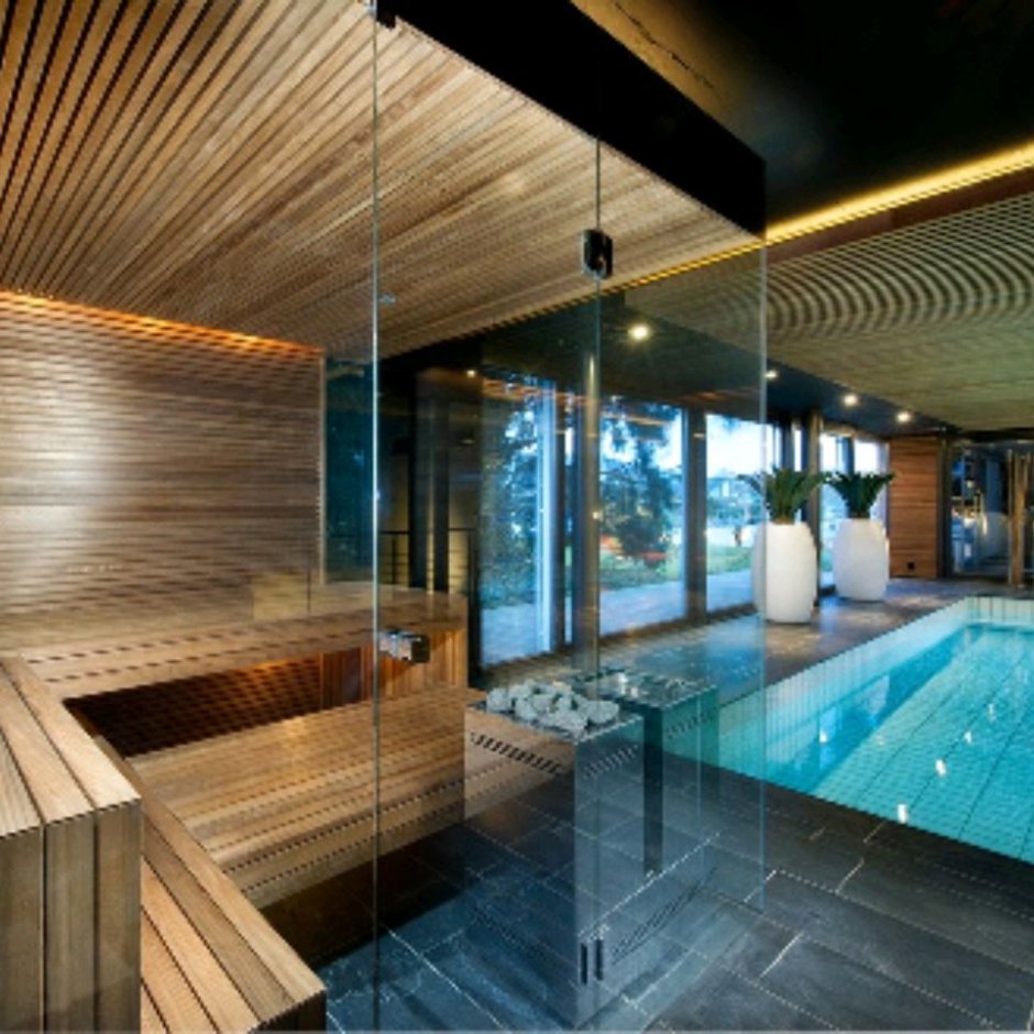 Девушка в бассейне со спины