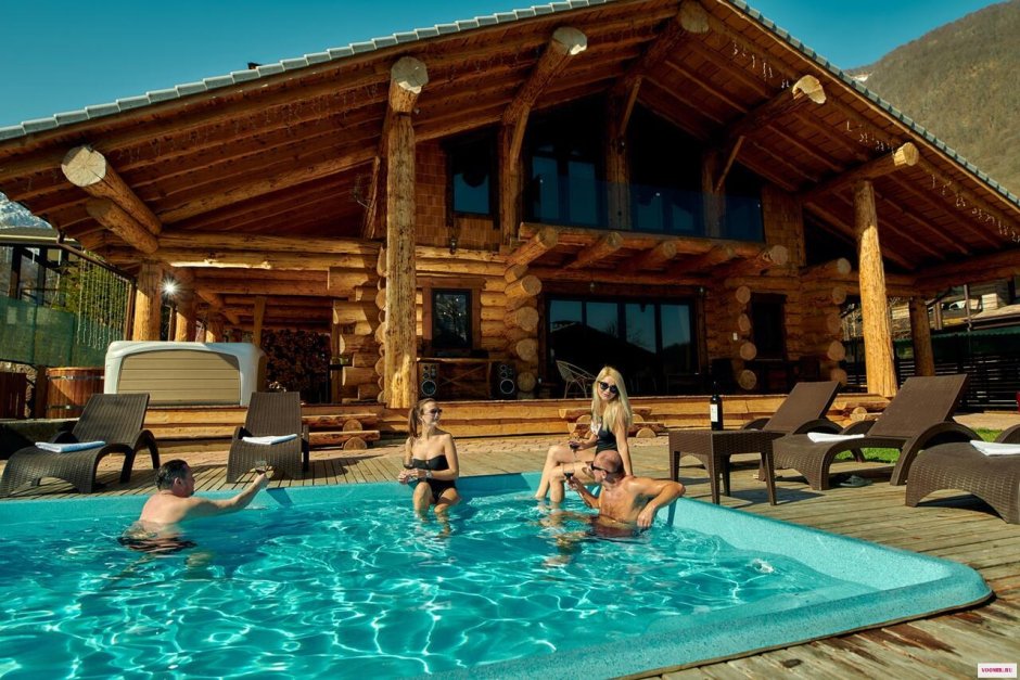 Терраса возле бассейна