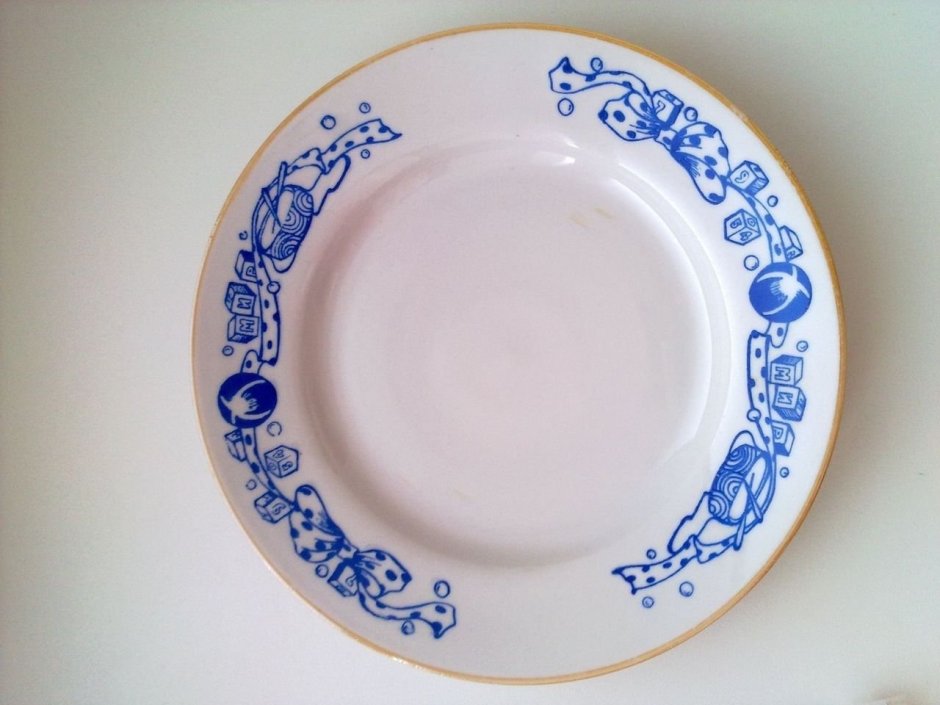 Коллекция тарелок на стене