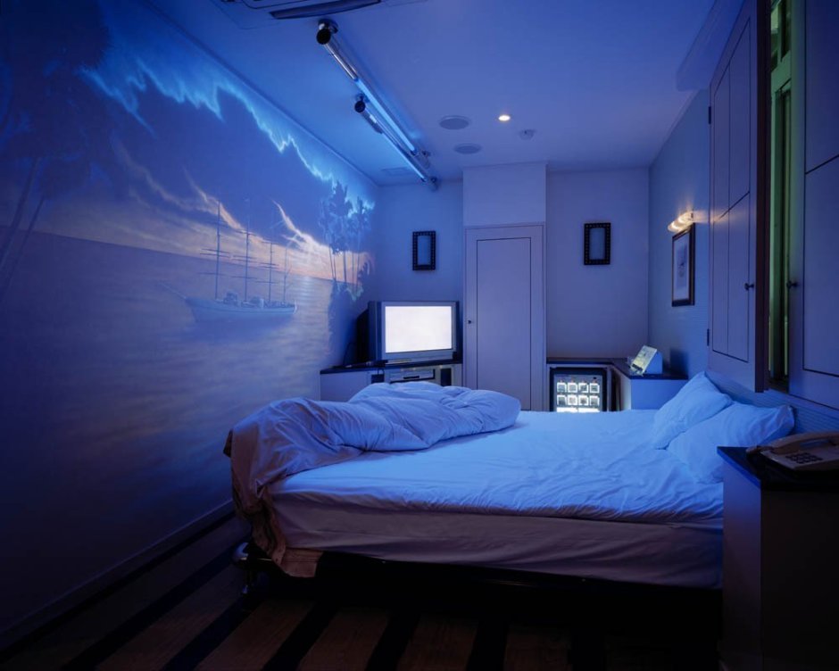 Комната с видом на город ночью