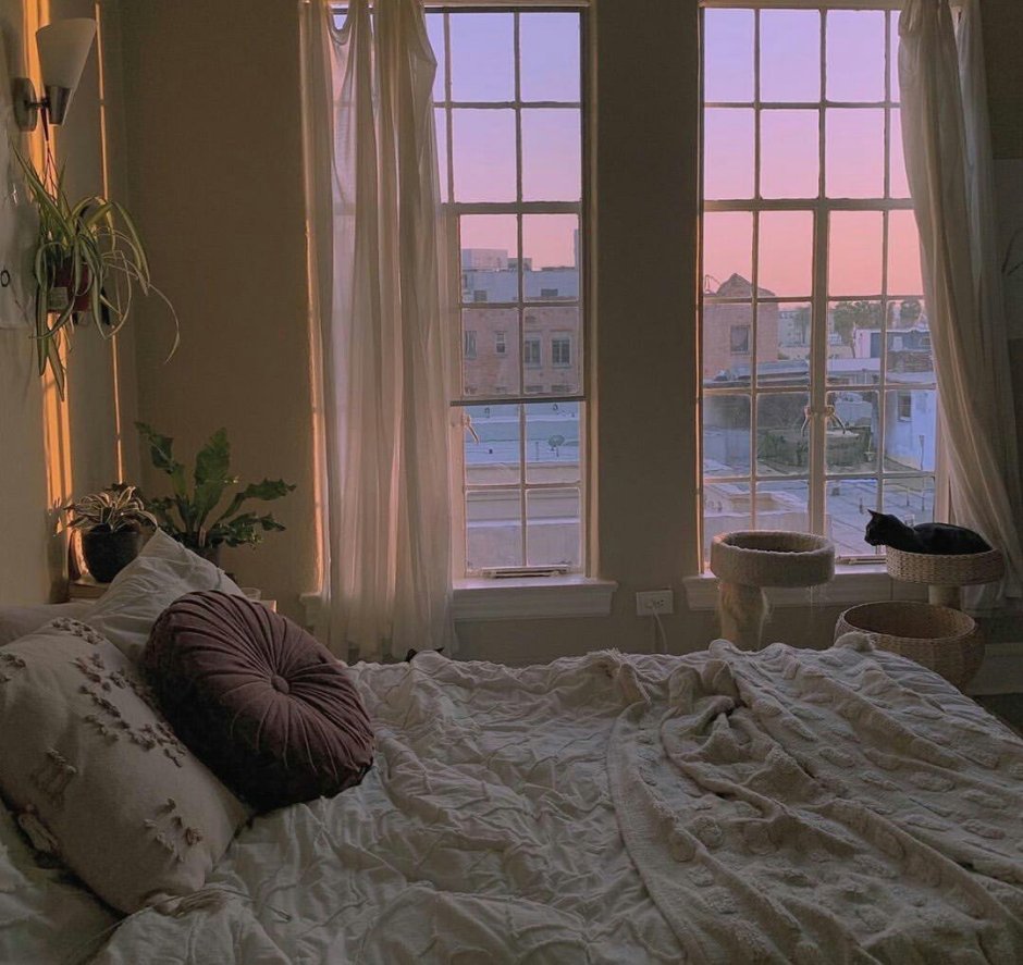 Комната с кроватью в темноте