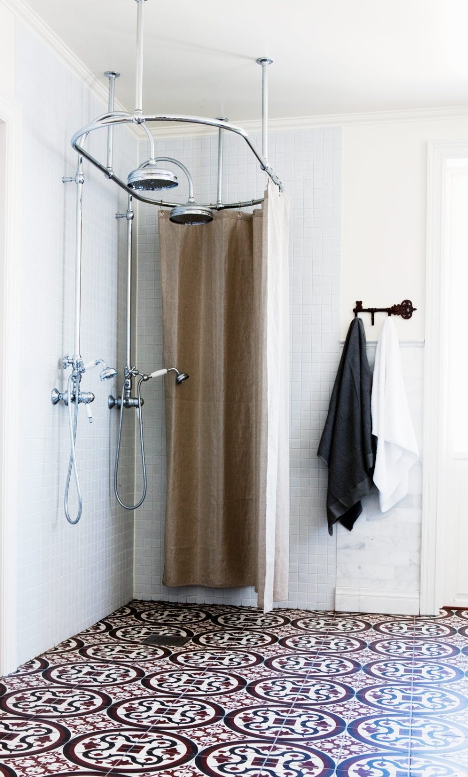 Душевая кабина с занавеской