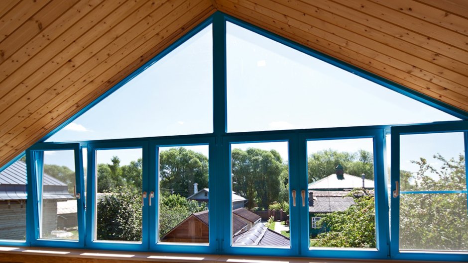 Спальня с мансардными окнами