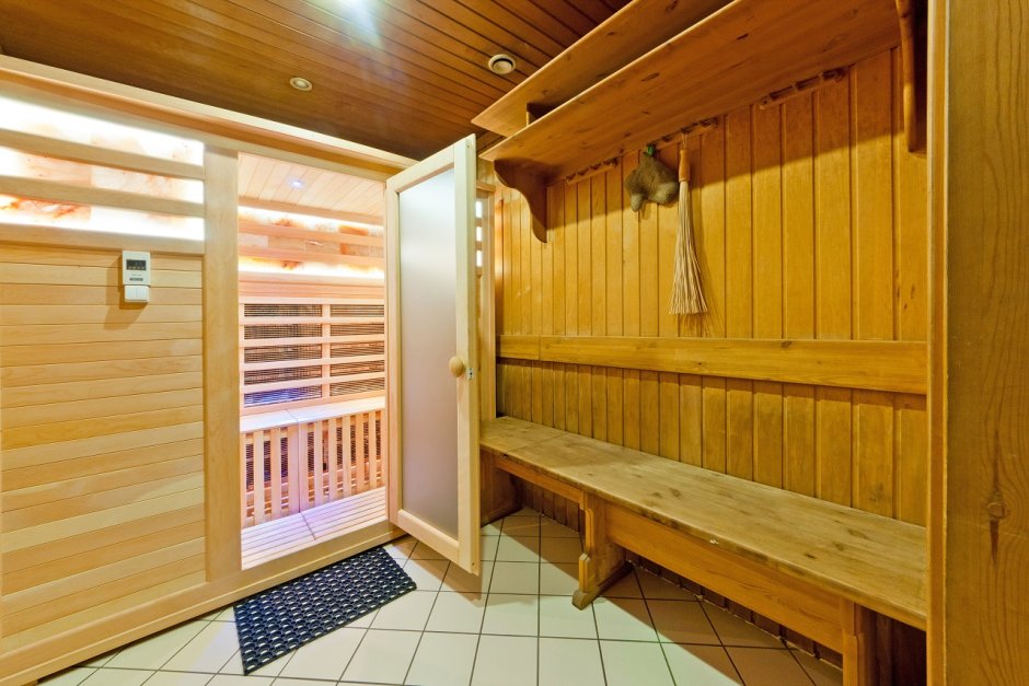 Раздевалка в парилке