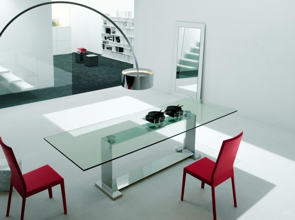 Дизайнерский стеклянный стол