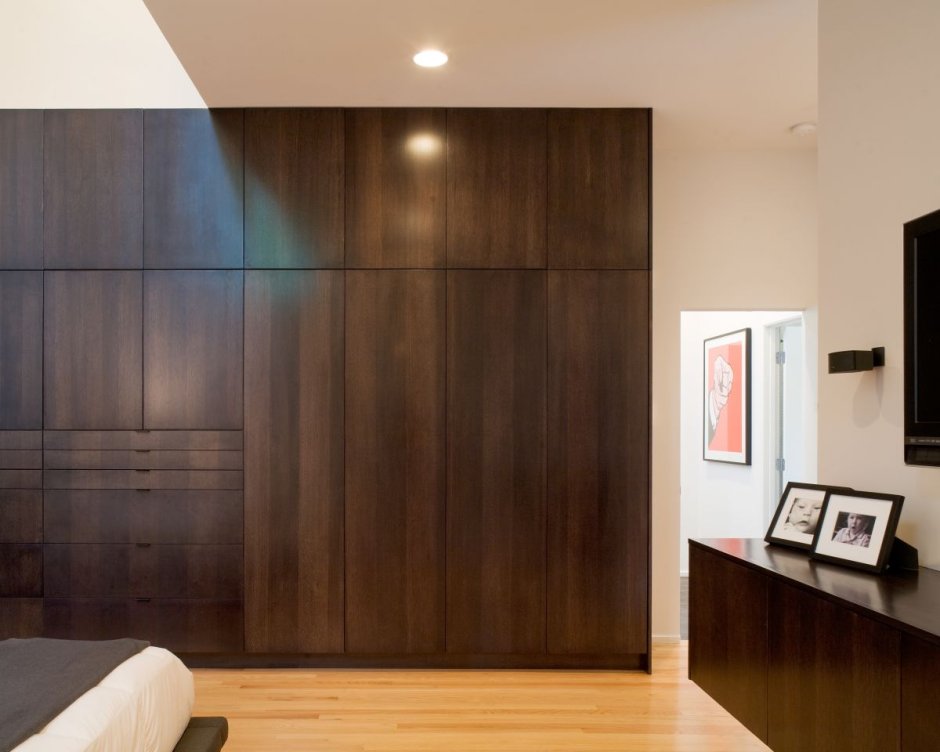 Встроенные шкафы в спальню под дерево