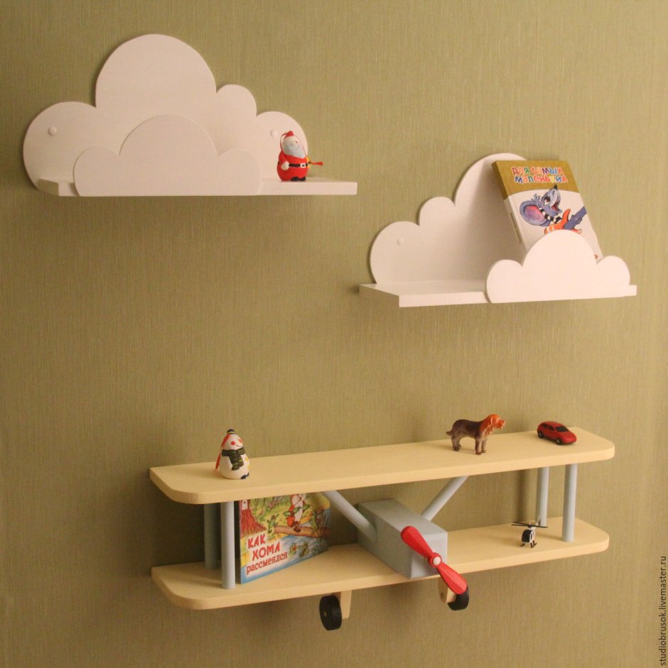Настенные полки в интерьере детской