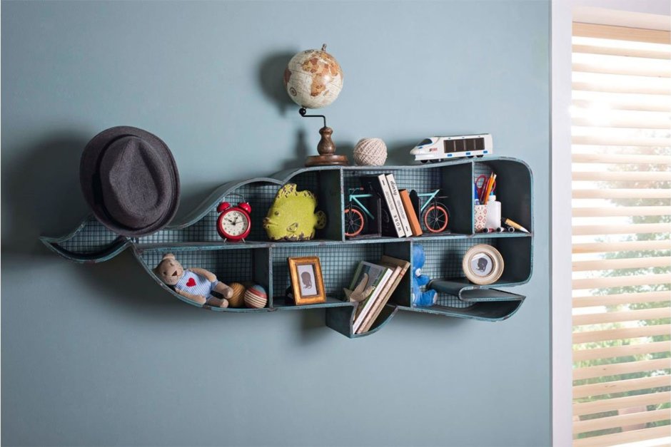 Дерево с полками на стене