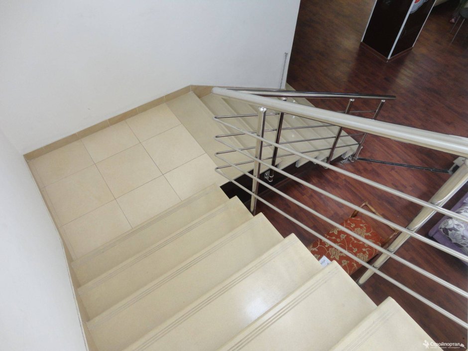 Ступени из керамогранита на винтовой лестнице