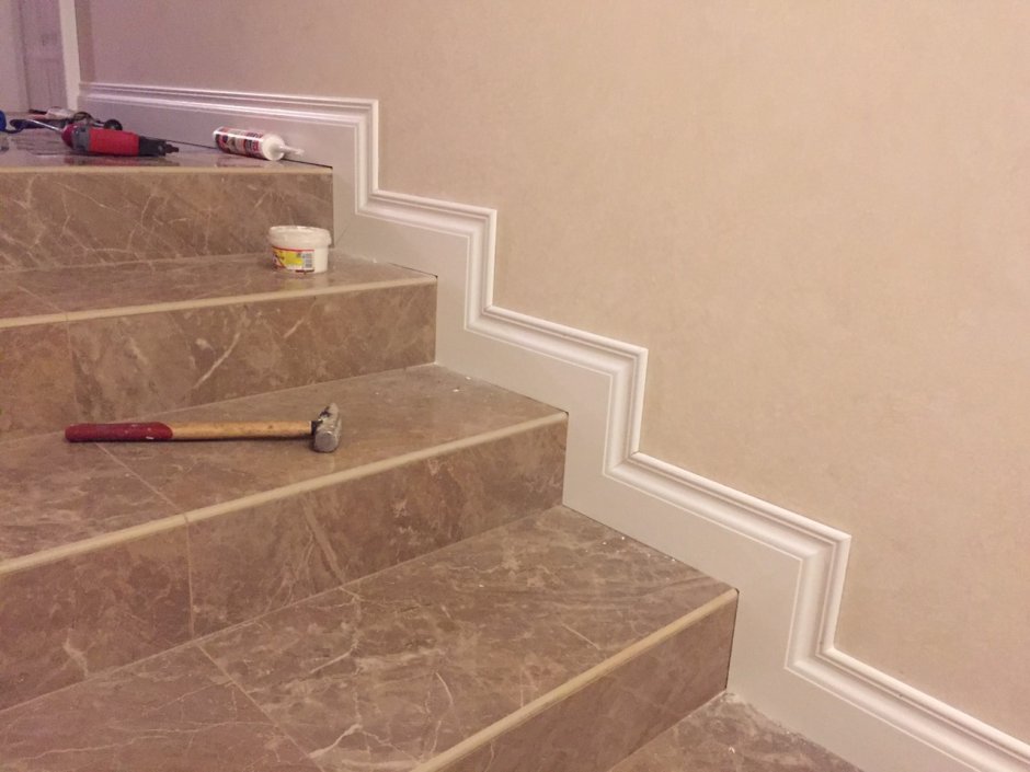 Отделка лестницы керамогранитом в частном доме