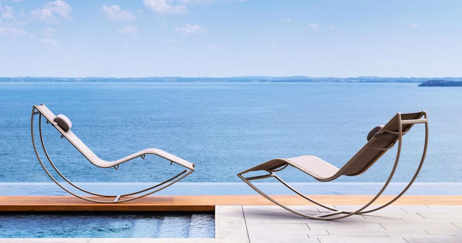 Шезлонги в частном доме