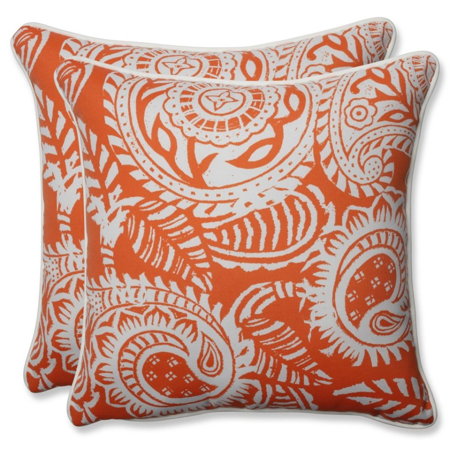 Оранжевые подушки на диван