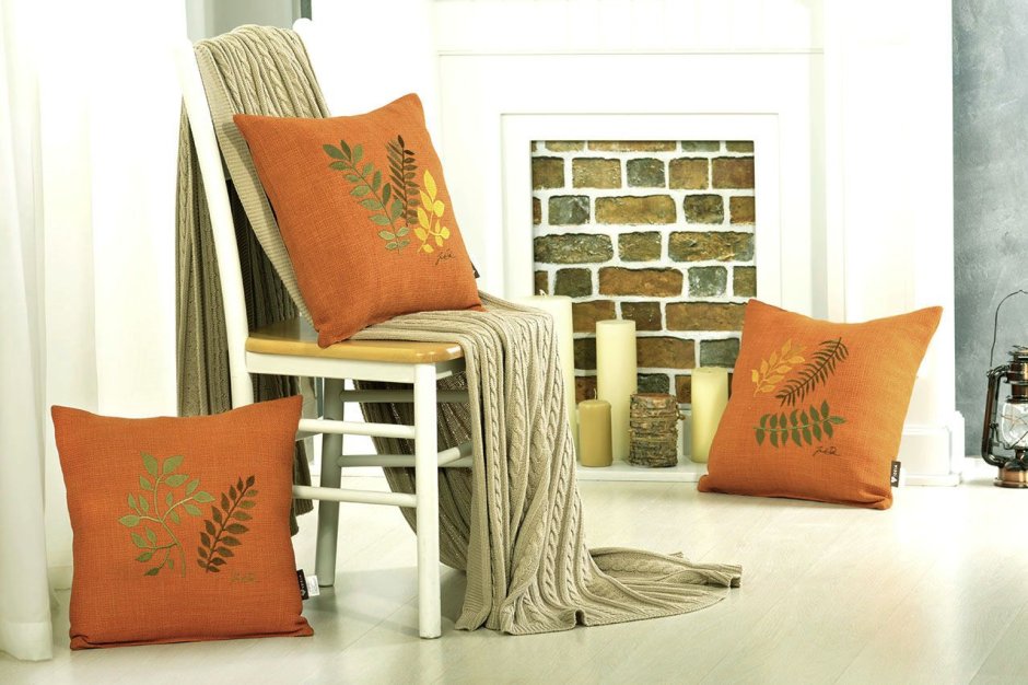Подушка оранжевая декоративная