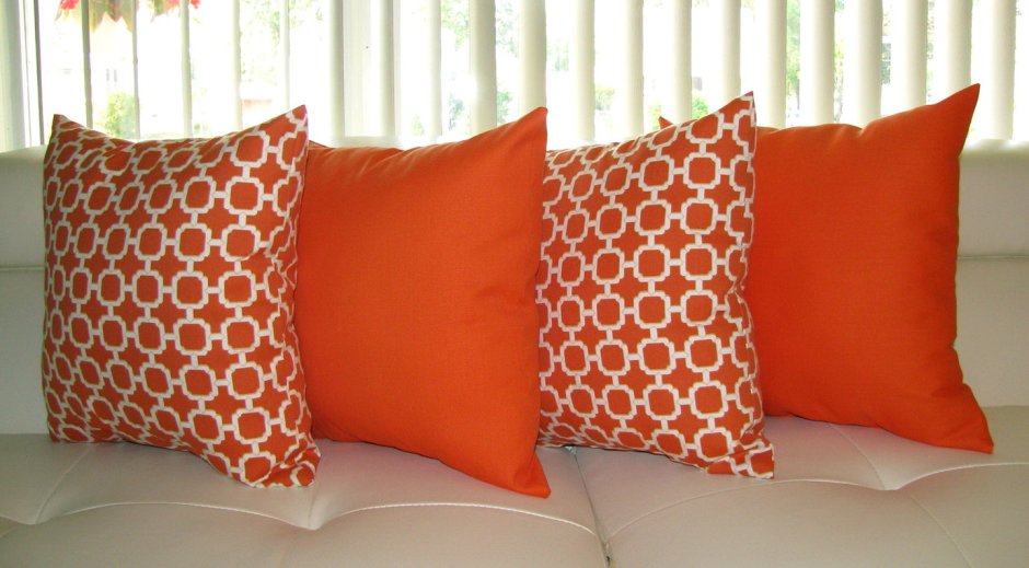 Яркие декоративные подушки