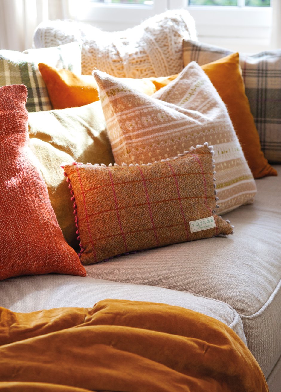 Декоративные подушки разного цвета