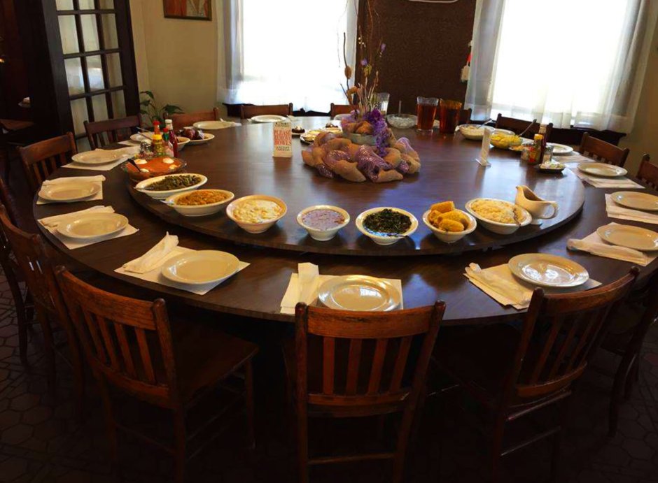 Овальный стол из дерева