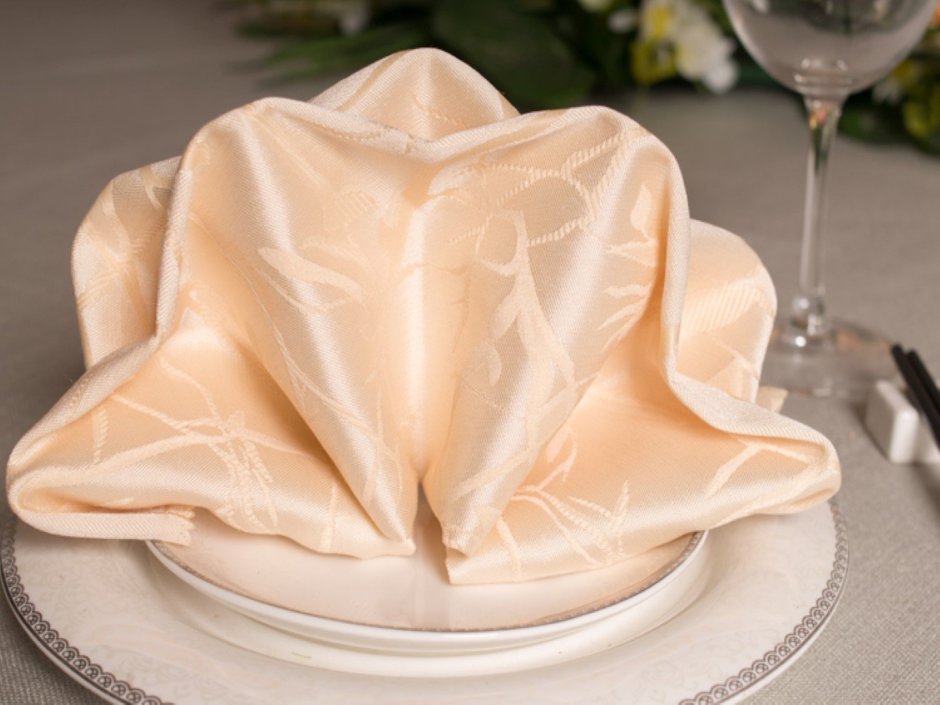 Сложенные полотняные салфетки