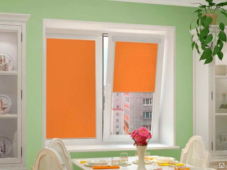 Окно с белой рулонной шторой